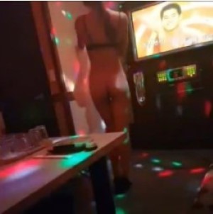 Phệt em ca ve trong quán karaoke